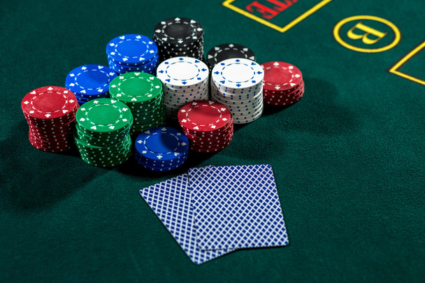 Pokerspiel. Chips und Karten - Foto, Bild