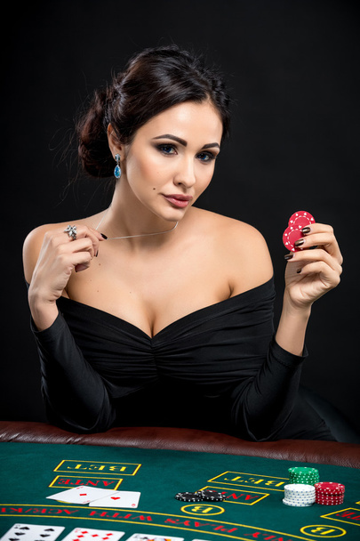 сексуальна жінка з покерними картами і чіпсами
 - Фото, зображення