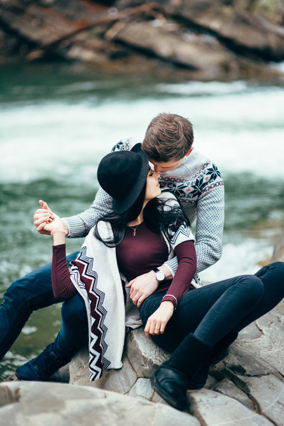 ο τύπος και το κορίτσι κατά μήκος ενός ποταμού βουνό - Φωτογραφία, εικόνα