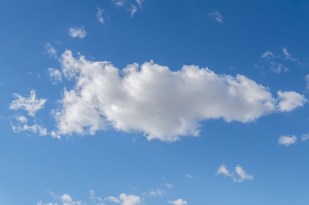 άσπρα σύννεφα στον γαλάζιο ουρανό - Φωτογραφία, εικόνα