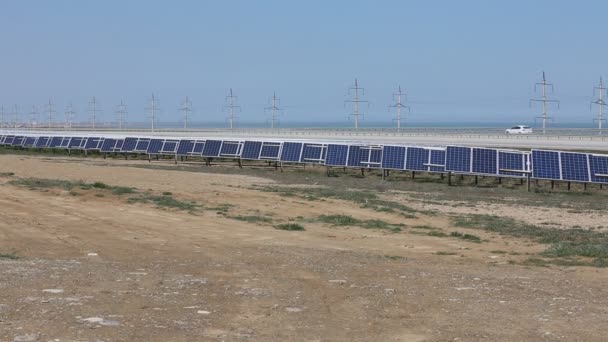 Sonnenkollektoren mit dem sonnigen Himmel. Blaue Solarzellen. Hintergrund von Photovoltaik-Modulen für erneuerbare Energien. - Filmmaterial, Video