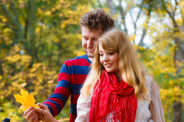couple playing with leaf in autumn park - Zdjęcie, obraz