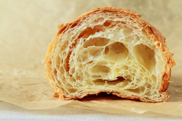 Meio croissant em uma seção
 - Foto, Imagem