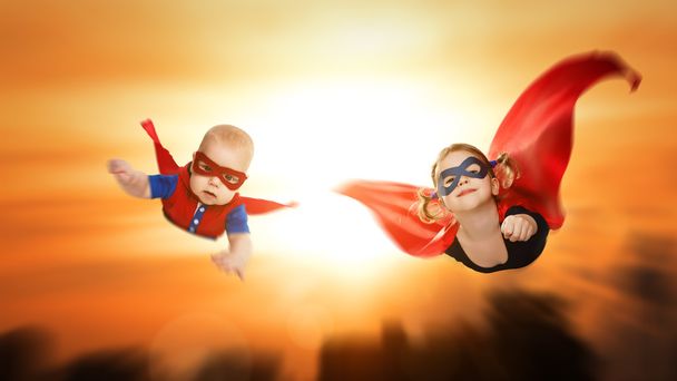 crianças super-heróis voando através do céu por do sol
 - Foto, Imagem