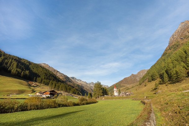 régi alpesi templom, a végén Ahrntal völgy, Olaszország - Fotó, kép