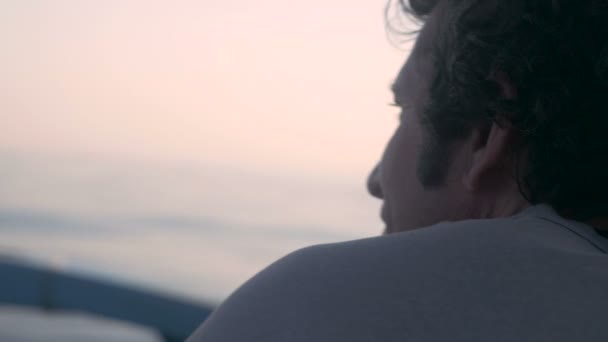 Por detrás de cerca del hombre mirando a su alrededor en un pequeño barco durante el amanecer
 - Imágenes, Vídeo