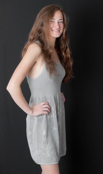 Menina em um vestido cinza
 - Foto, Imagem