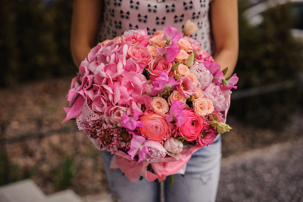 Bogaty bukiet kwiatów biały i różowy w ręce  - Zdjęcie, obraz