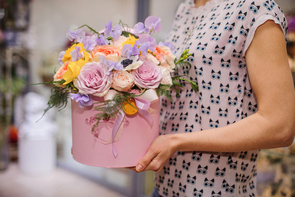 beautiful  flower bouquet in round box with lid - Φωτογραφία, εικόνα