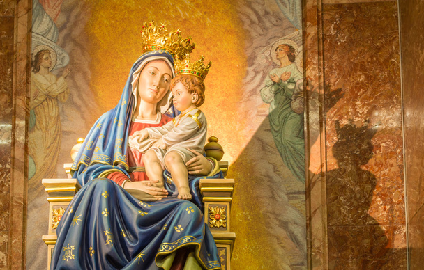 Santísima Virgen María sosteniendo al niño Jesús
 - Foto, Imagen
