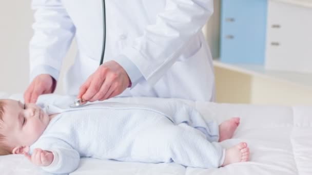 Professional doctor examening little baby - Video