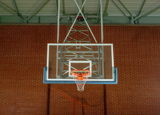 Attrezzature da basket su un campo coperto
 - Foto, immagini