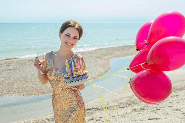 žena s balónky na moři - Fotografie, Obrázek
