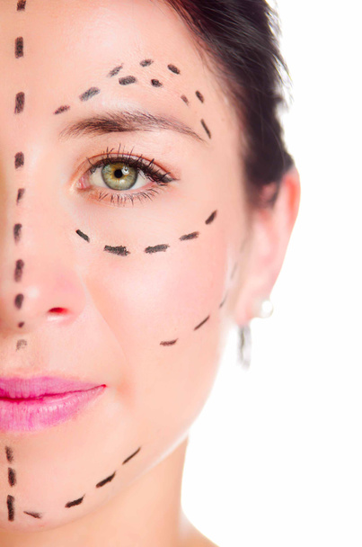 Крупный план половина лица белая женщина с пунктирными линиями вокруг левого глаза, подготовка косметической хирургии
 - Фото, изображение