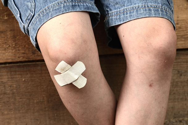 Bruise on the boy's leg - Foto, imagen