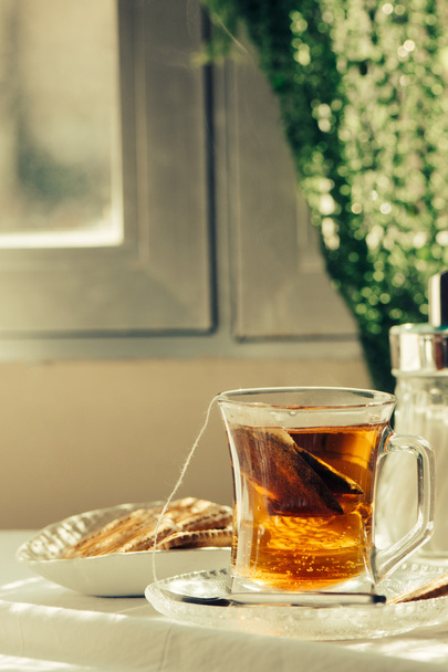 Kuppi terveellistä teetä aamiaispöydällä
 - Valokuva, kuva