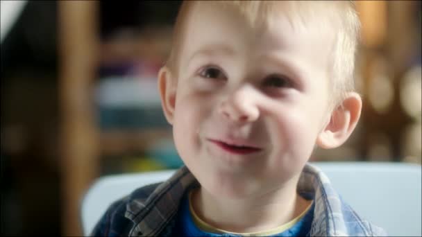 Kleiner Junge lacht - Filmmaterial, Video