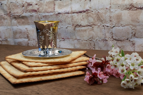 Pesach Asetelma viiniä ja matzoh juutalainen pääsiäisleipä
 - Valokuva, kuva