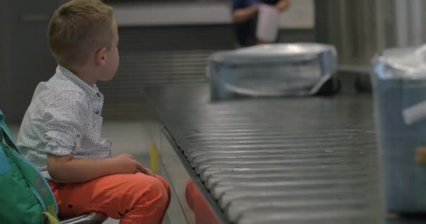 Bambino in attesa nell'area ritiro bagagli - Filmati, video