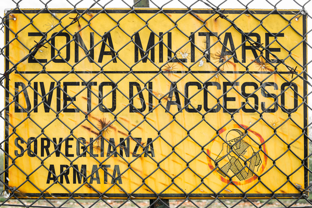 Teken dat in het Italiaans luidt "militaire zone, geen vermelding, gewapende surve - Foto, afbeelding