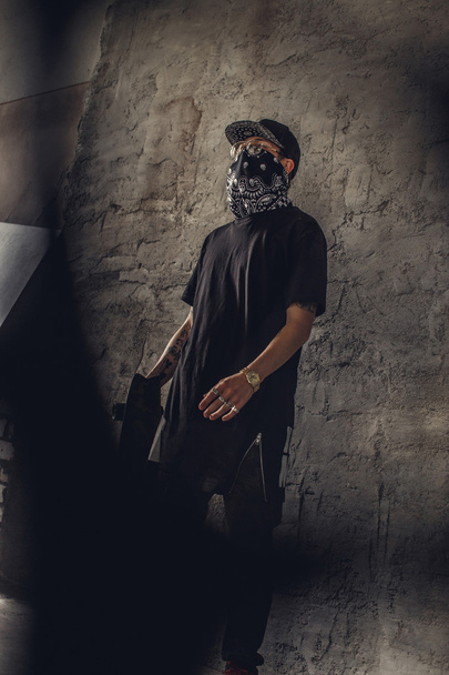 Человек в маске держит пистолет и скейтборд
 - Фото, изображение