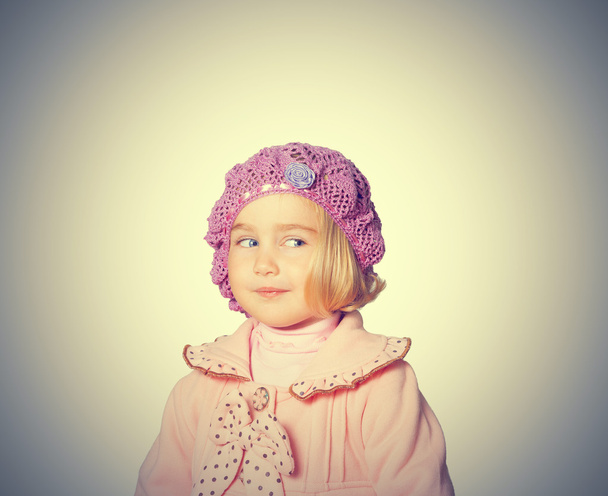 Маленька дівчинка в рожевому пальто і береті
  - Фото, зображення