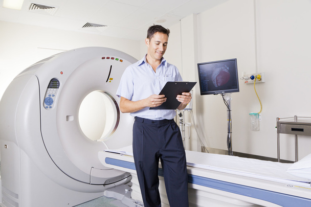 MRI scanner and doctor - Foto, imagen
