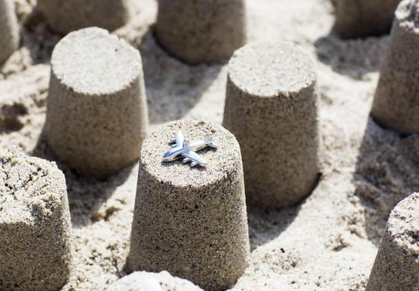 Plano sobre una figura de cono hecha de arena de playa
.  - Foto, imagen