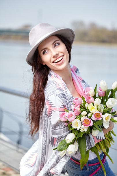 Женщина с букетом тюльпанов  - Фото, изображение