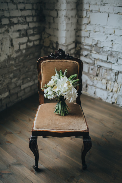 Bridal bouquet on vintage chair - Foto, Imagem