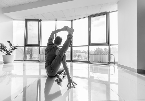 Yoga man training at the gym - Foto, Imagen