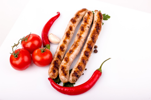 Λουκάνικο σχάρας με κόκκινη καυτερή πιπεριά και ντομάτα - Φωτογραφία, εικόνα