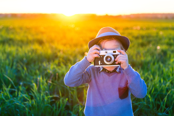 kleine jongen in een veld - Foto, afbeelding