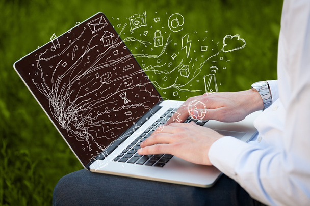 Homem pressionando notebook laptop computador com doodle ícone nuvem sym
 - Foto, Imagem