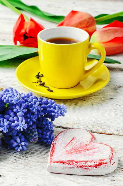 朝のお茶とチューリップ - 写真・画像
