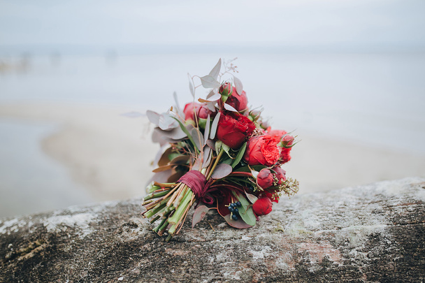 Wedding bouquet of red and pink flowers - Fotoğraf, Görsel