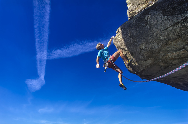 Homem de idade média escalador de rocha
. - Foto, Imagem