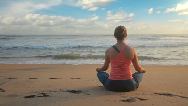 Mujer meditando en la playa
 - Metraje, vídeo