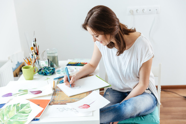 Woman artist making sketches in workshop  - Fotoğraf, Görsel