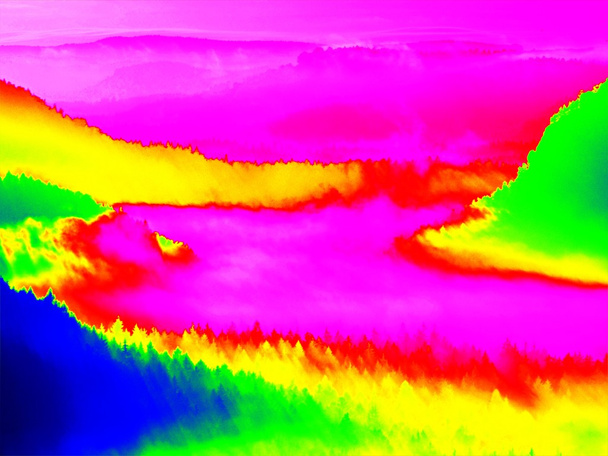 Exploración infrarroja del paisaje rocoso, bosque de pinos con niebla colorida, cielo soleado caliente arriba. Increíbles colores de termografía
. - Foto, imagen