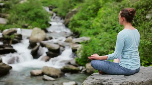 Женщина медитирует у тропического водопада
 - Кадры, видео