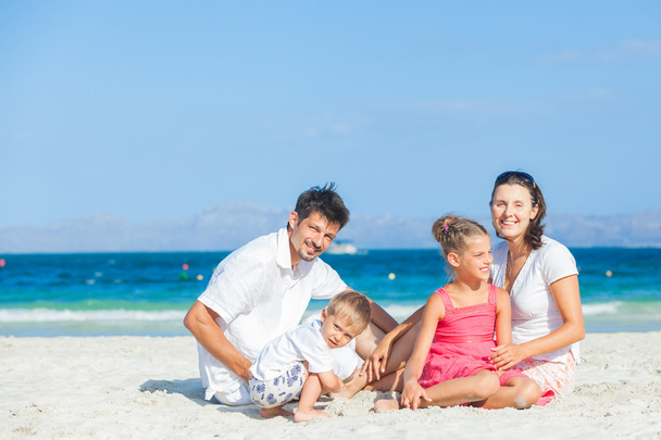 Family of four on tropical beach - Zdjęcie, obraz