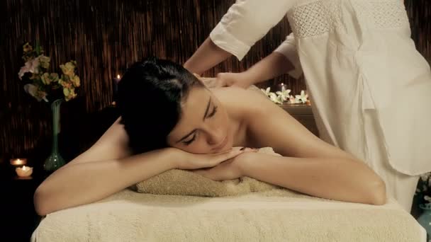 Joven lindo modelo femenino lgetting espalda masaje en spa 4K
 - Metraje, vídeo