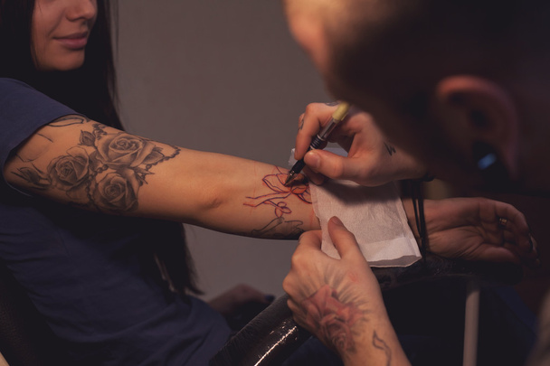 Tattooer teszi scetch - Fotó, kép