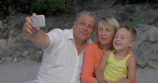 祖父母は孫と Selfie のショットを撮影 - 映像、動画