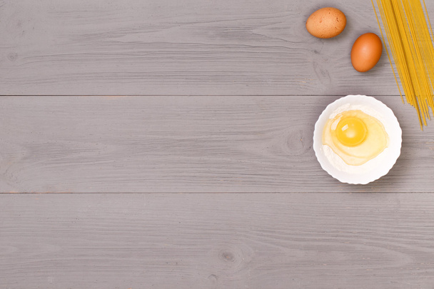 Яйца и мука на деревянном столе
 - Фото, изображение