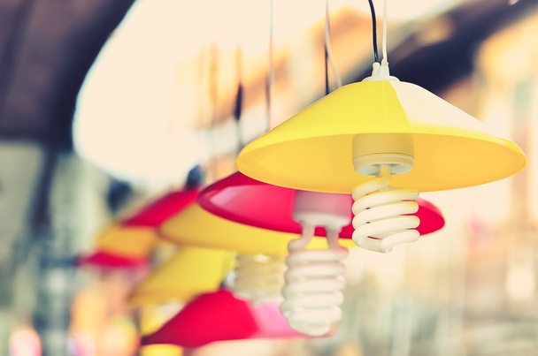 Filtre couleur vintage pour lampes suspendues jaunes et rouges
 - Photo, image