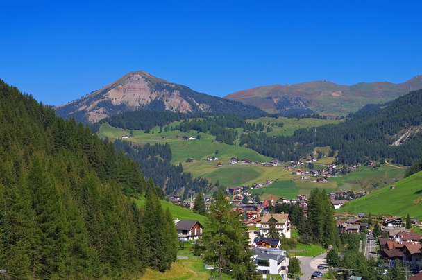 Val Gardena Wolkenstein em Alpes
 - Foto, Imagem