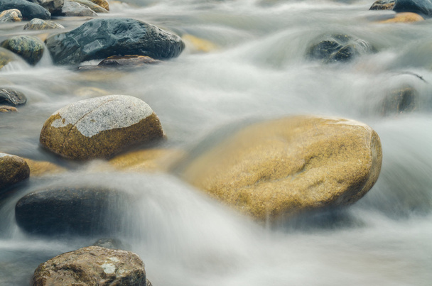Yavaş çekim hızı tarafından bulanık dağ nehir kaya türü - Fotoğraf, Görsel