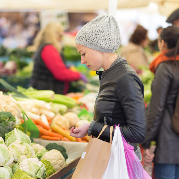 Frau kauft Gemüse auf lokalem Lebensmittelmarkt. - Foto, Bild